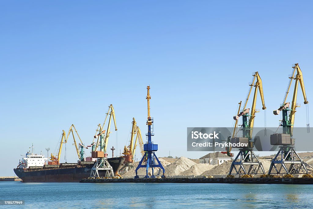 Construção de Guindaste no porto de carregamento - Royalty-free Alto - Descrição Física Foto de stock