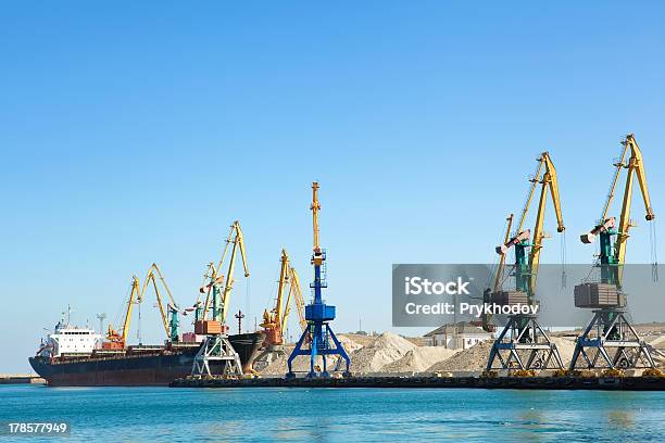 Construção De Guindaste No Porto De Carregamento - Fotografias de stock e mais imagens de Alto - Descrição Física - Alto - Descrição Física, Ao Ar Livre, Armação de Construção