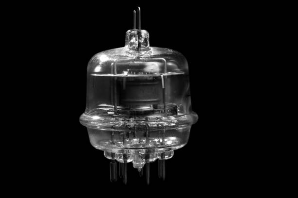 tubo de vacío antiguo en negro. - ham vacuum tube fotografías e imágenes de stock