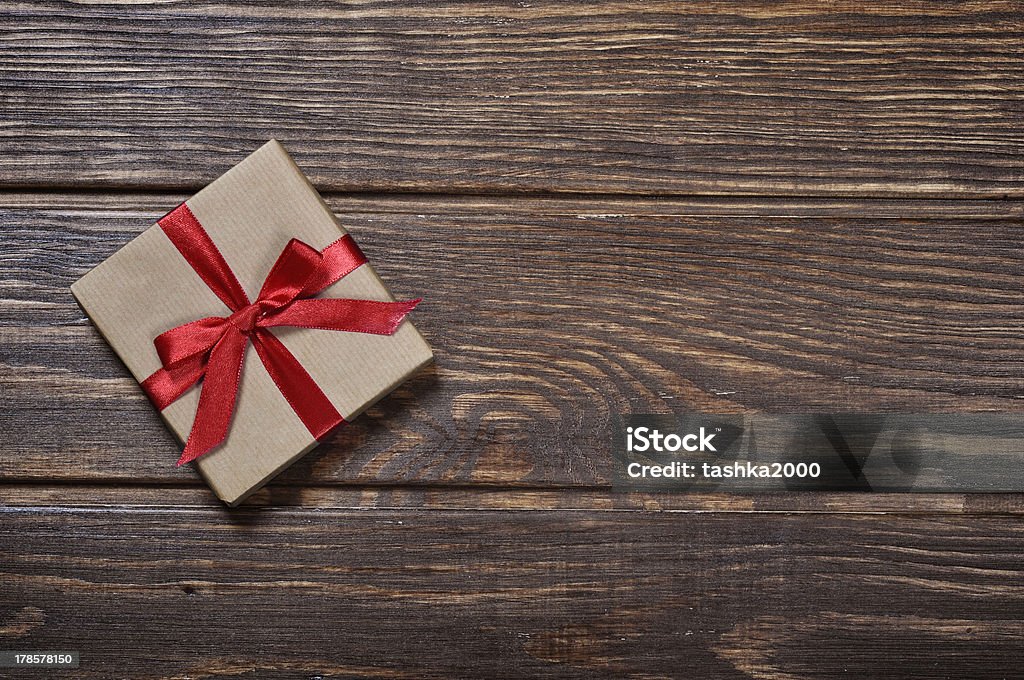 Geschenk-box mit roter Schleife - Lizenzfrei Alt Stock-Foto