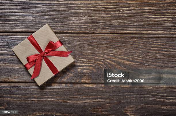 Geschenkbox Mit Roter Schleife Stockfoto und mehr Bilder von Alt - Alt, Altertümlich, Dekoration