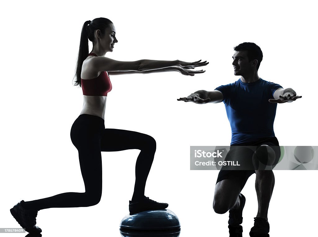 Allenatore uomo donna esercitando squat con bosu - Foto stock royalty-free di Esercizio fisico