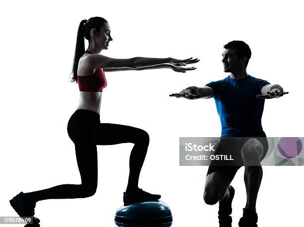 Allenatore Uomo Donna Esercitando Squat Con Bosu - Fotografie stock e altre immagini di Esercizio fisico - Esercizio fisico, Relazione di coppia, Donne