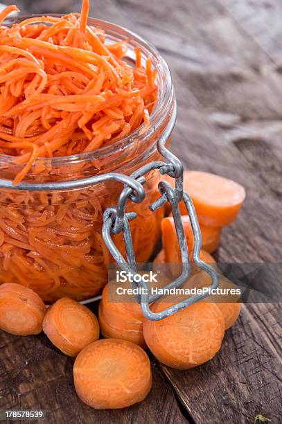 Insalata Di Carote Fresche In - Fotografie stock e altre immagini di Alimentazione sana - Alimentazione sana, Antipasto, Arancione