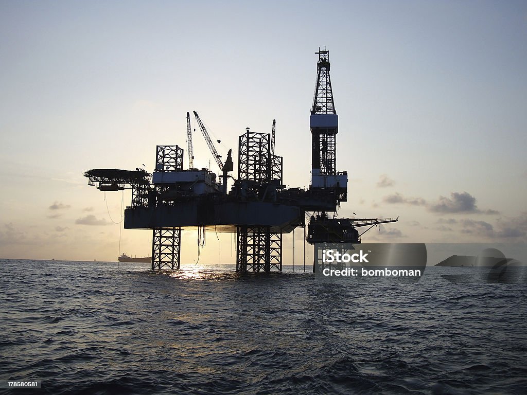 Offshore Jack do wiercenia Oil Rig - Zbiór zdjęć royalty-free (Badanie)