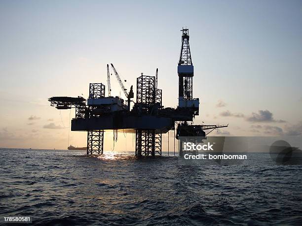 Perfuração Offshore Plataforma De Petróleo De Jack Up - Fotografias de stock e mais imagens de Abastecer