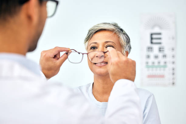 consultoria, optometria e médico com idosa e médico para cuidados com os olhos, óculos e lentes. saúde, oftalmologia e visão com paciente idoso em clínica para exame, visão e prescrição - patient senior adult optometrist eye exam - fotografias e filmes do acervo