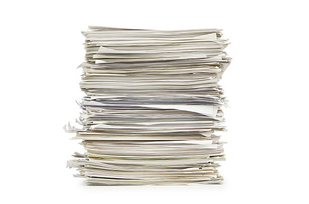 haufen zeitungen auf weiß - stack paper document heap stock-fotos und bilder