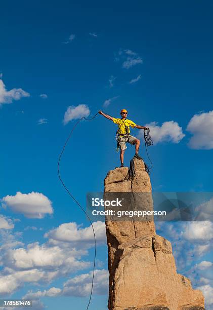 Alpinista Sobre A Cimeira - Fotografias de stock e mais imagens de Ao Ar Livre - Ao Ar Livre, Autoconfiança, Aventura