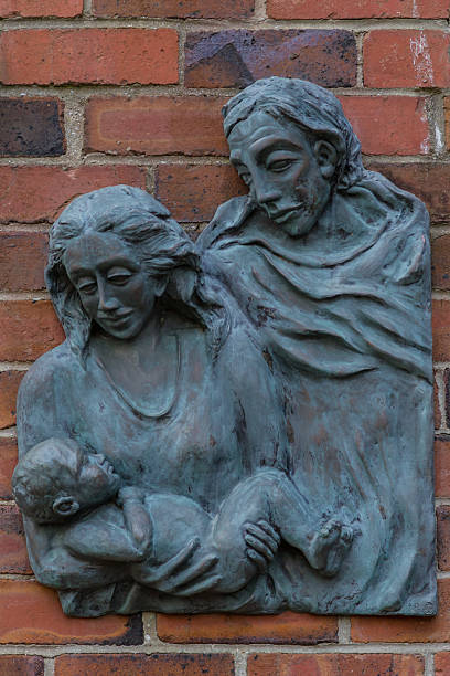 copper-statue of mary hält baby jesus - st michaels church stock-fotos und bilder