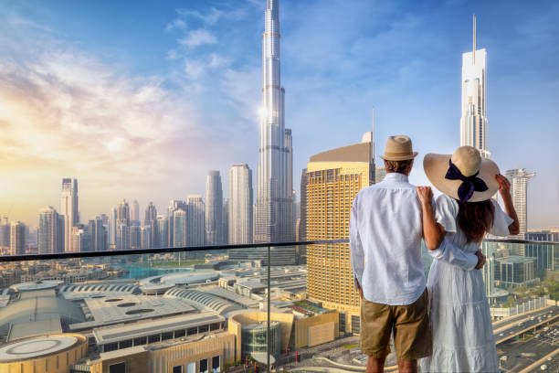 para podziwia widok na panoramę dubaju - united arab emirates luxury dubai hotel zdjęcia i obrazy z banku zdjęć