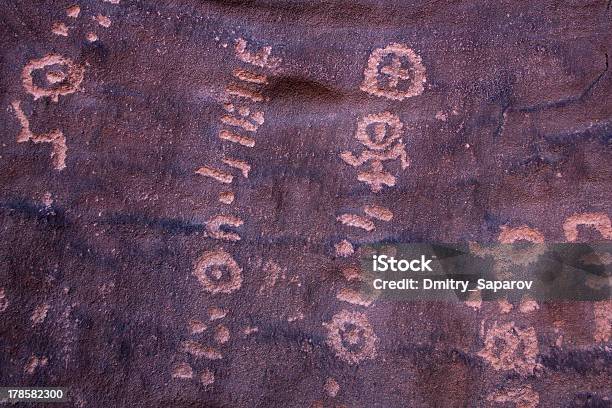岩面彫刻サハラ砂漠 - ひびが入ったのストックフォトや画像を多数ご用意 - ひびが入った, アフリカ, サハラ砂漠