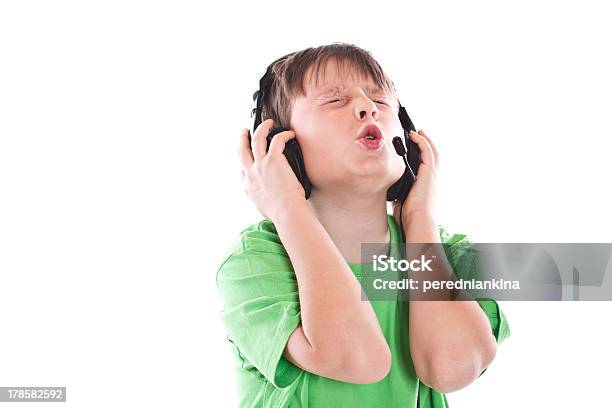 Chłopiec Słuchając Muzyki Ze Słuchawek - zdjęcia stockowe i więcej obrazów 14-15 lat - 14-15 lat, Biały, DJ