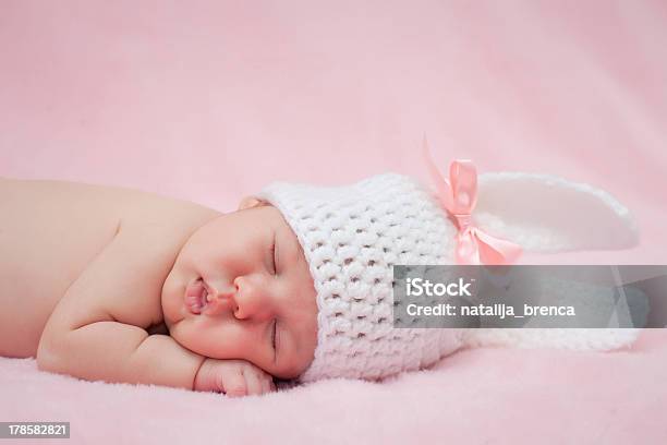 Новорожденный Bлюбой — стоковые фотографии и другие картинки Горизонтальный - Горизонтальный, Девочки, Девочки-младенцы