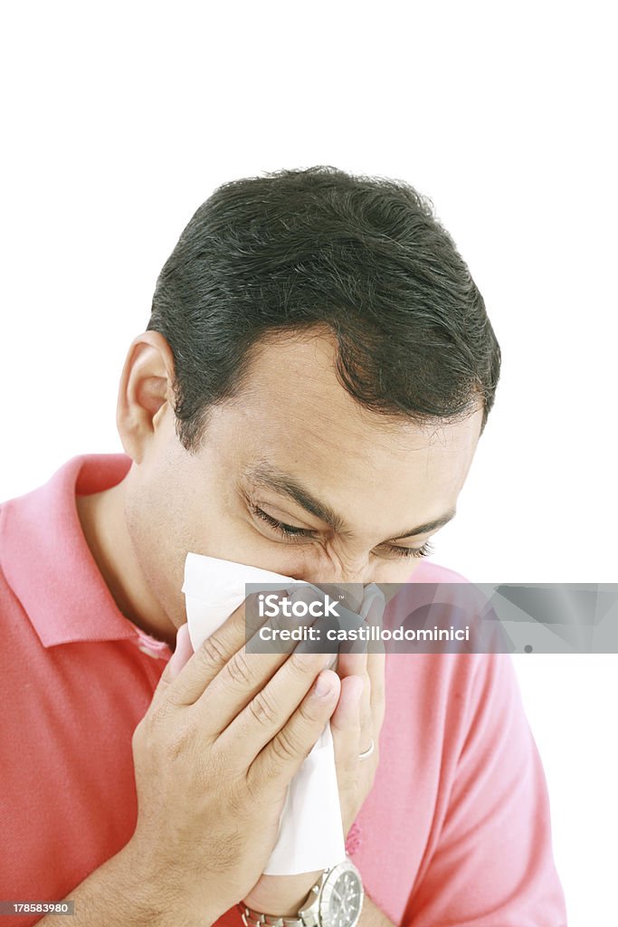 Uomo con un freddo Soffiarsi il naso nel tessuto - Foto stock royalty-free di Adulto