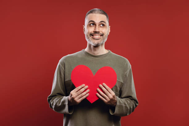 두 손으로 종이 하트를 들고 웃고 있는 남자 - human heart flash 뉴스 사진 이미지