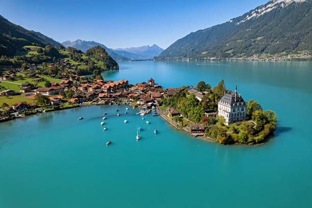 vista aerea del pittoresco villaggio di pescatori di iseltwald sul lago di brienz, svizzera. - brienz house switzerland european alps foto e immagini stock