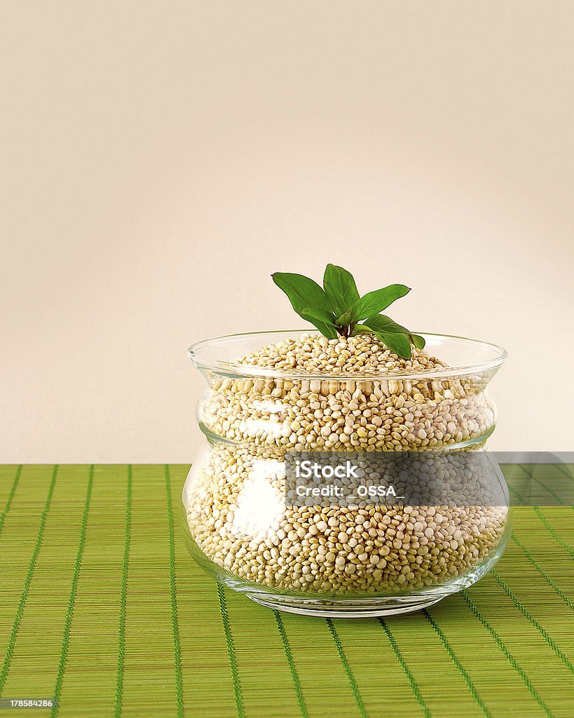 Quinoa em uma Tigela de vidro no verde Guardanapo - Royalty-free Alimentação Saudável Foto de stock