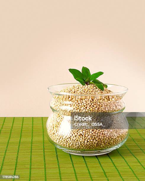 Quinoa Em Uma Tigela De Vidro No Verde Guardanapo - Fotografias de stock e mais imagens de Alimentação Saudável - Alimentação Saudável, Alimentação macrobiótica, Aminoácido