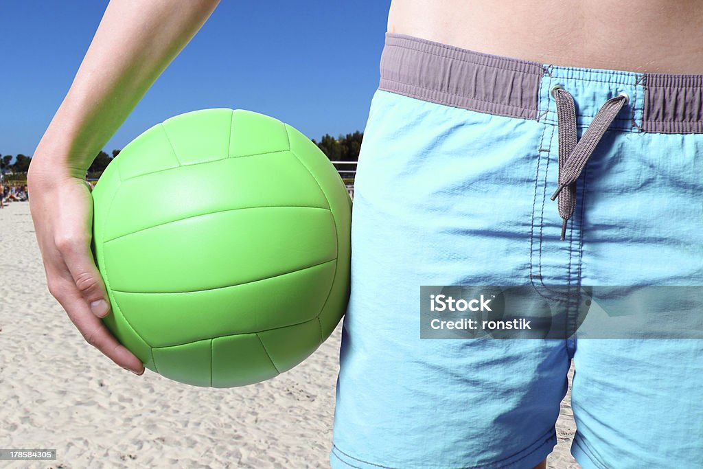 해변의 배구공 플레이어 - 로열티 프리 공-스포츠 장비 스톡 사진
