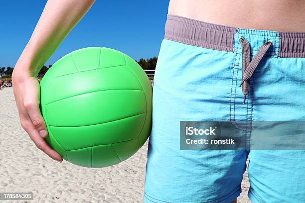 해변의 배구공 플레이어 공-스포츠 장비에 대한 스톡 사진 및 기타 이미지 - 공-스포츠 장비, 낮, 녹색