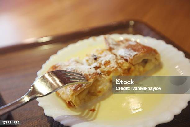 Strudel Foto de stock y más banco de imágenes de Al horno - Al horno, Alimento, Azúcar