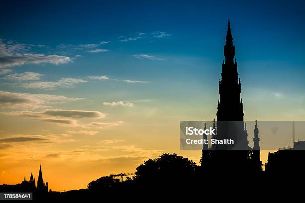 Scott Monumento En Edimburgo Y Atardecer De Verano Foto de stock y más banco de imágenes de Aire libre - Aire libre, Anochecer, Cielo