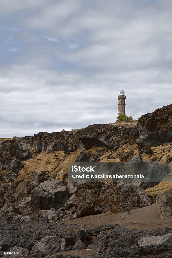 Avisador luminoso Capelinhos en la costa de la isla de Faial, las Azores - Foto de stock de Isla de Faial libre de derechos
