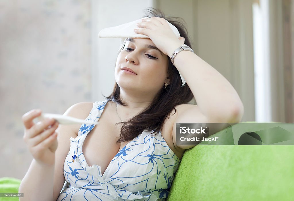 Enjoado mulher com um termómetro - Royalty-free Adulto Foto de stock