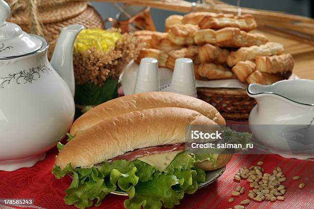 Pasticceria Sul Tavolo - Fotografie stock e altre immagini di Baguette - Baguette, Carne, Cestino