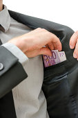 mann-putting-geld-in-der-tasche.jpg?b=1&s=170x170&k=20&c=-7GaRXM3g600zADz7vaGAGjzETzLzfIzCVO8F-naEOs=