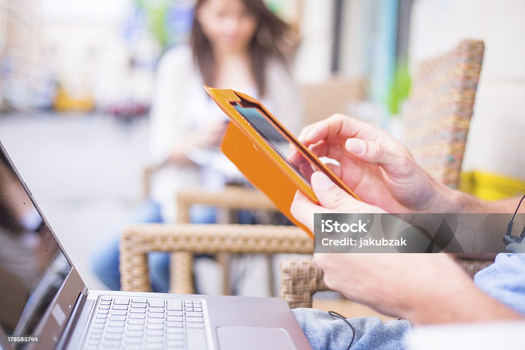 Comprimidos de color negro con cubierta de orange, como ipad en manos. - Foto de stock de Adicción libre de derechos