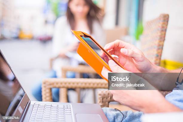 Comprimidos De Color Negro Con Cubierta De Orange Como Ipad En Manos Foto de stock y más banco de imágenes de Adicción