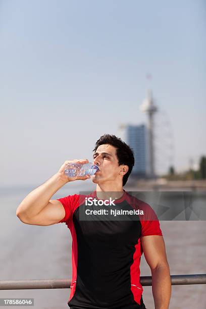 Atleta De Agua Potable Foto de stock y más banco de imágenes de Actividad de fin de semana - Actividad de fin de semana, Adulto, Adulto joven