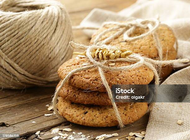 Foto de Cookies De Aveia Caseira e mais fotos de stock de Alimentação Saudável - Alimentação Saudável, Amontoamento, Aveia