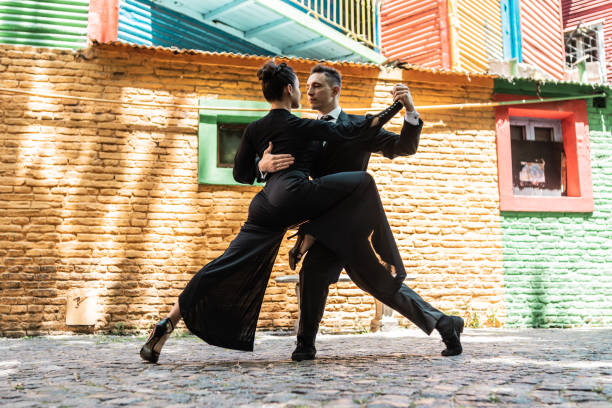 Street artist couple dancing tango on Caminito, Buenos Aires, Argentina Street artist couple dancing tango on Caminito, Buenos Aires, Argentina la boca buenos aires stock pictures, royalty-free photos & images