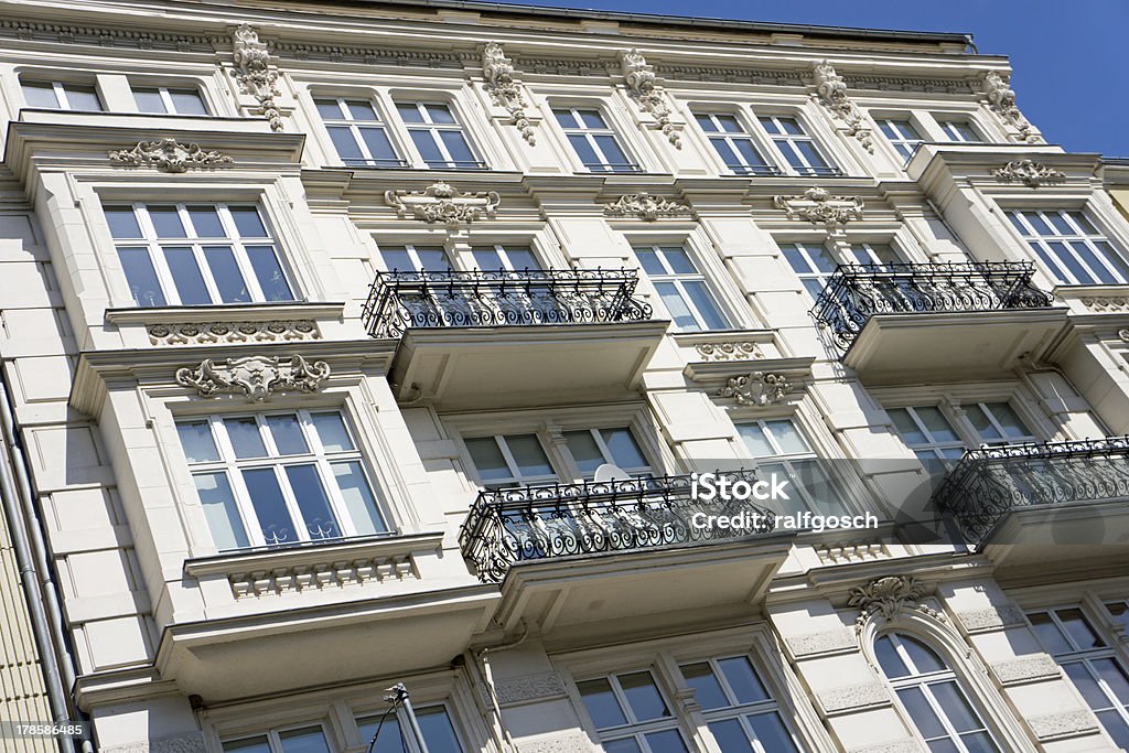 Antiga fachada de um prédio de apartamentos em Berlim - Foto de stock de Alemanha royalty-free