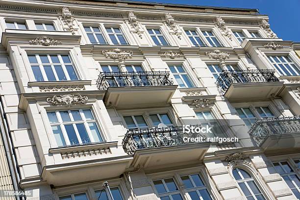 Foto de Antiga Fachada De Um Prédio De Apartamentos Em Berlim e mais fotos de stock de Alemanha