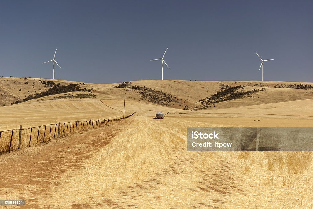 Krajobraz z wiatrem generatory zniekształcony przez gorące powietrze. Południowa Australia - Zbiór zdjęć royalty-free (Australia)