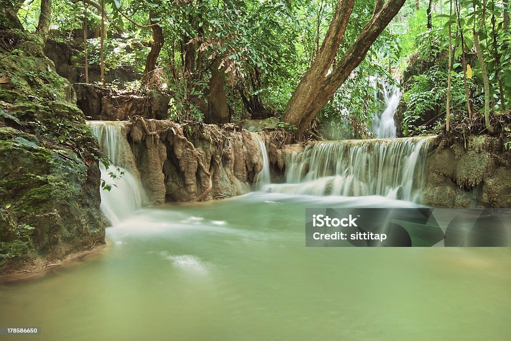 Azul fluxo de cascata em Kanjanaburi Tailândia - Royalty-free Cascata Foto de stock