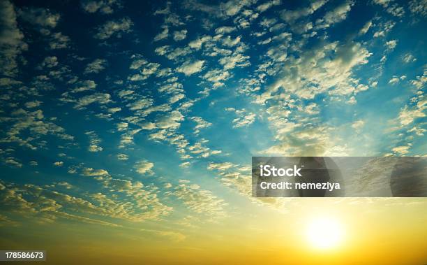 Wschód Słońca - zdjęcia stockowe i więcej obrazów Bez ludzi - Bez ludzi, Dramatyczne niebo, Fotografika