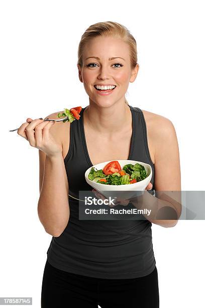 Foto de Mulher Comendo Salada e mais fotos de stock de Adulto - Adulto, Alegria, Alimentação Saudável