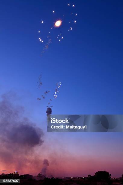 Fuegos Artificiales Al Atardecer Foto de stock y más banco de imágenes de Abstracto - Abstracto, Celebración - Ocasión especial, Cielo