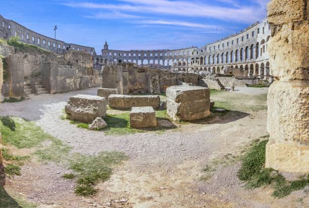 blick in das römische amphitheater in der kroatischen stadt pula ohne menschen - amphitheater pula stock-fotos und bilder