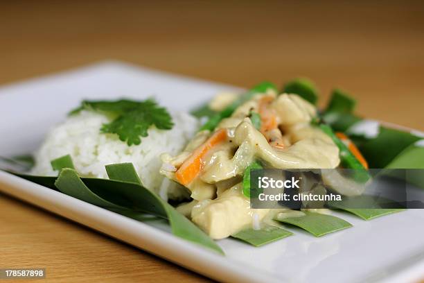 Frango De Caril Tailandês Servidas Num Entrelaçado Folha De Bananeira - Fotografias de stock e mais imagens de Alimentação Saudável