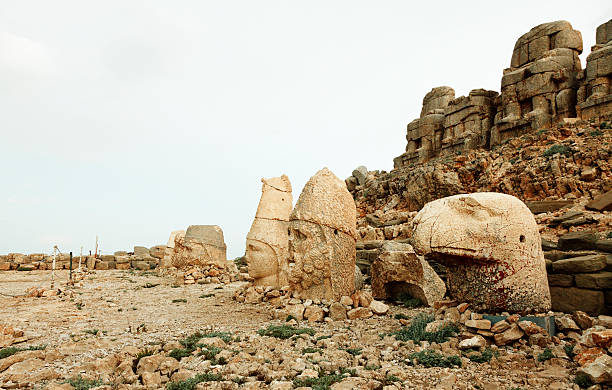 скульптуры из commagene королевства, nemrut горы - turkish culture nemrud dagh adiyaman antiquities стоковые фото и изображения