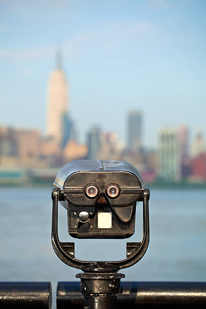 terraza con mirador con binoculares, vista de la ciudad de nueva york, manhattan - binoculars surveillance bridge observatory fotografías e imágenes de stock