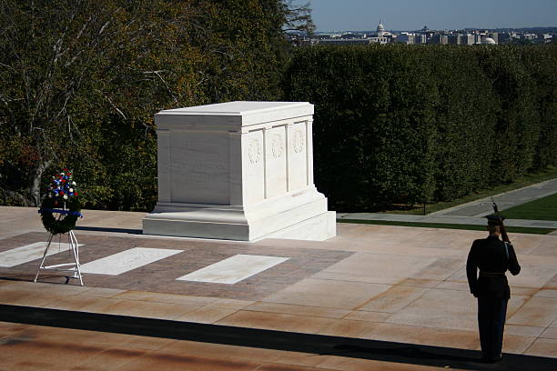 grabmal des unbekannten soldaten arlington cemetery - tomb tomb of the unknown soldier arlington national cemetery place of burial stock-fotos und bilder