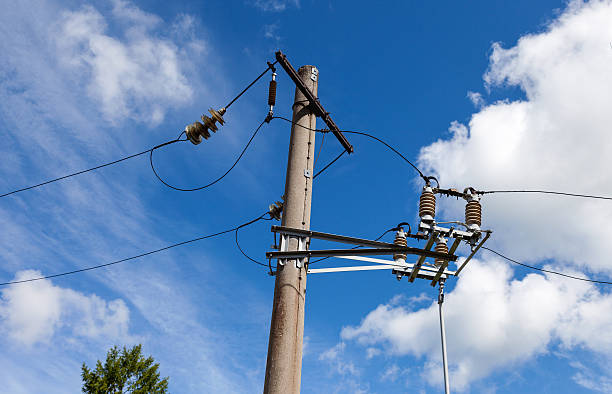 high voltage hochspannungsmast über blauer himmel - nonconductor stock-fotos und bilder