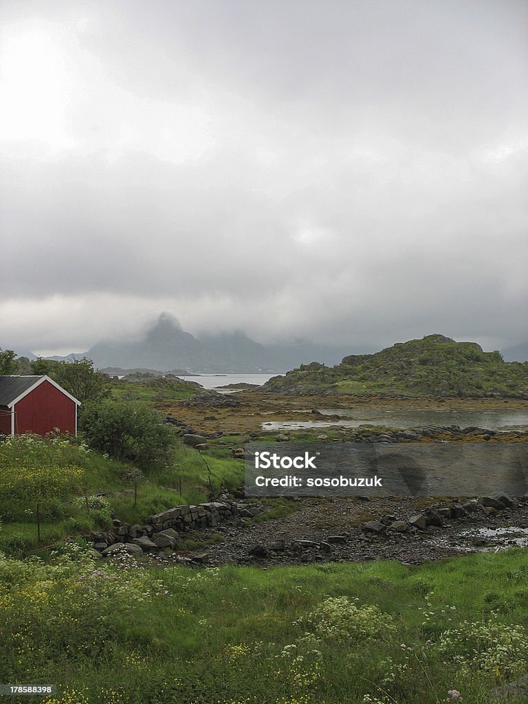 Cabaña de madera en the Lofoten islands - Foto de stock de Agua libre de derechos